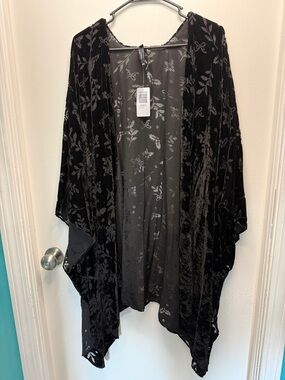 Torrid Black holly foliage Velvet Kimono